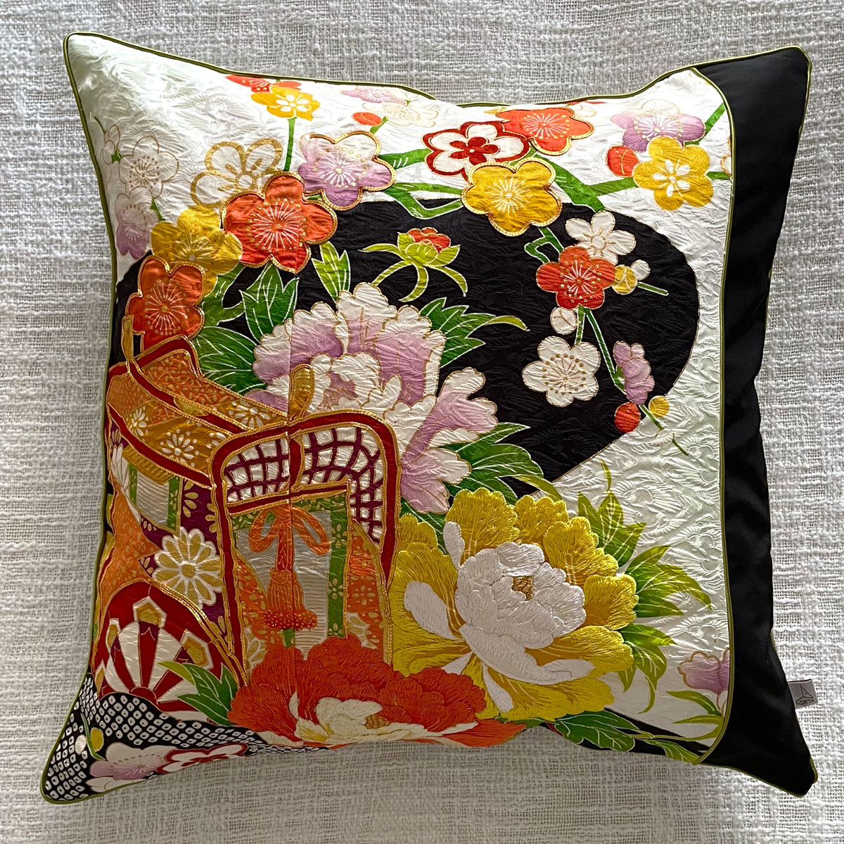 ビンテージ着物クッションカバー　花車刺繍