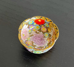Fine-grained flower-patterned Sake cup
