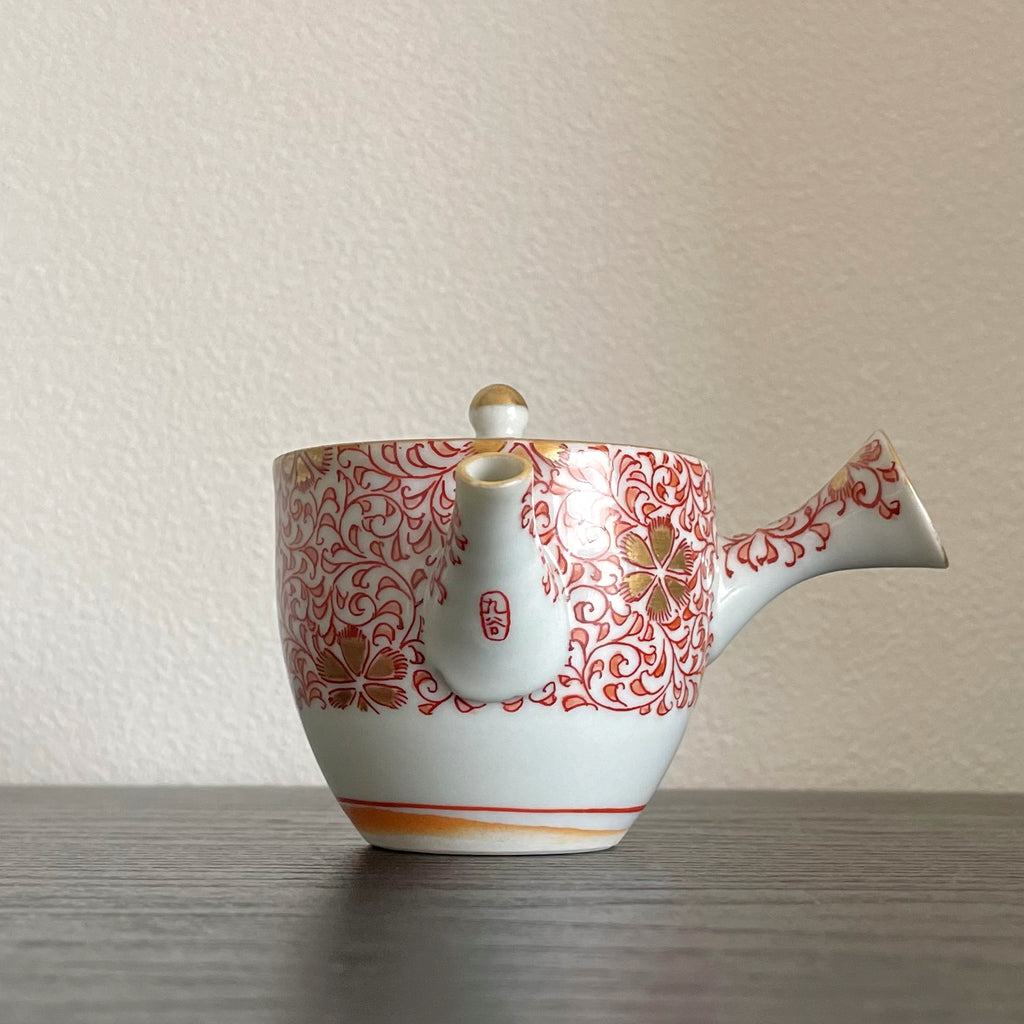 Tea set with arabesque flowers